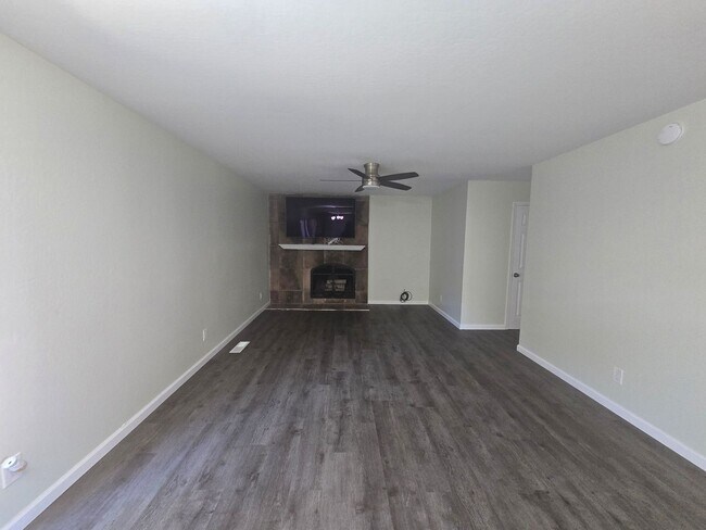 Foto del edificio - Two story home located in Hilltop Area of ...