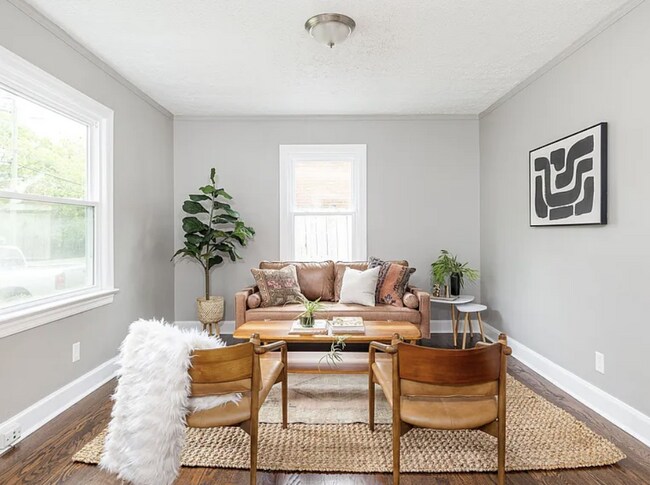 Foto del edificio - Vintage Charm, Modern Comfort & a Fully Fenced Backyard in Madison