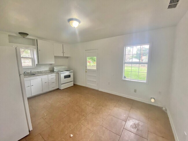 Foto del edificio - Move in special - $300 off 2nd month's rent