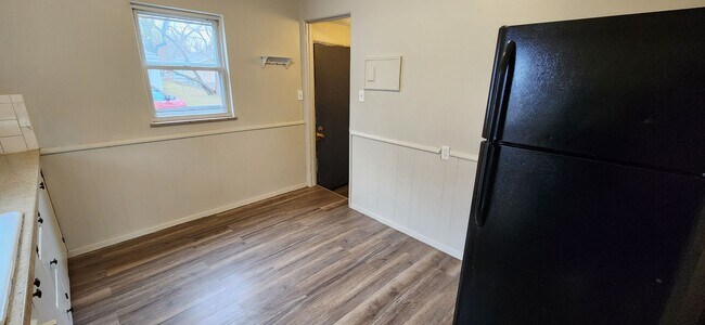 Building Photo - Beaverdale! 2 Bedroom, 1 Bathroom home with detached garage