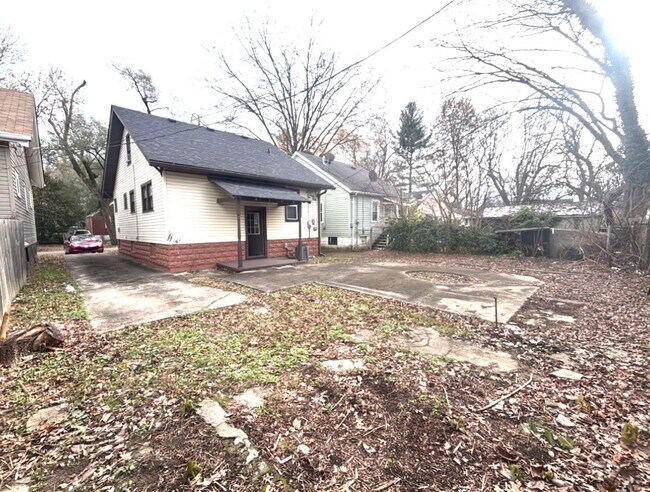 Foto del edificio - 3 Bed 1 Bath house in Shawnee - Central Air, Large Yard, Pets OKAY!