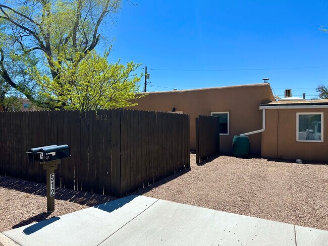 Foto del edificio - 512 Sandia St