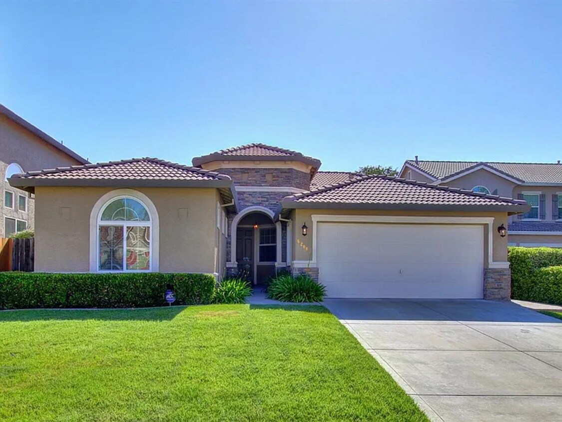 Foto principal - Charming 3 Bedroom 2 Bath Home with bonus ...