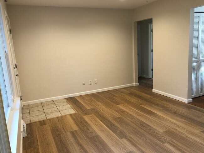 Foto del edificio - 106 E 2nd St