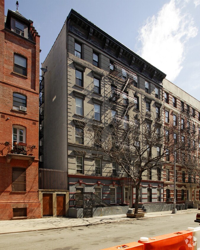 Foto del edificio - 299-301 E 8th St