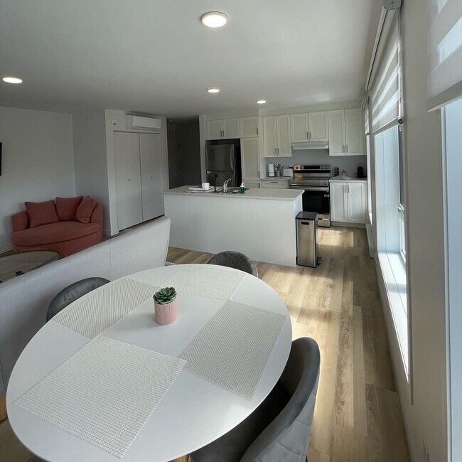 Building Photo - 9509 Av De Lorimier
