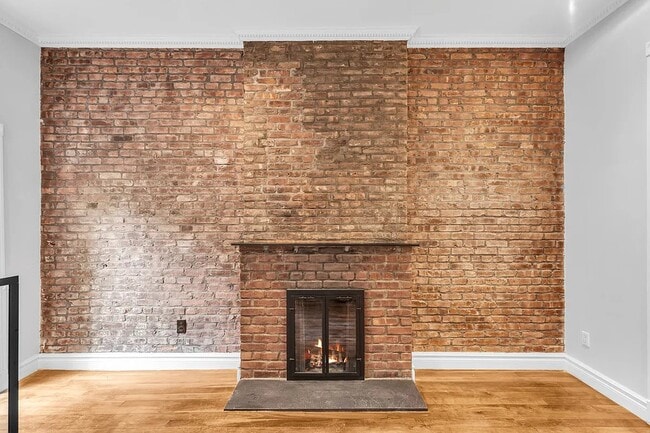 Building Photo - 562 Hudson St