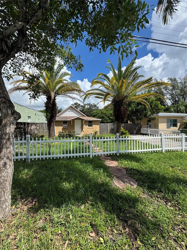 Building Photo - 113 SE 4th St