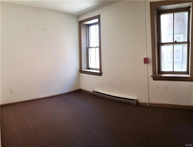 Building Photo - 639 Walnut St