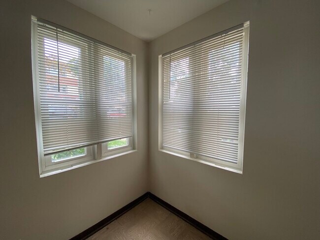 Foto del edificio - 7035 W Irving Park Rd