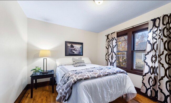 Building Photo - 701 Leslie St