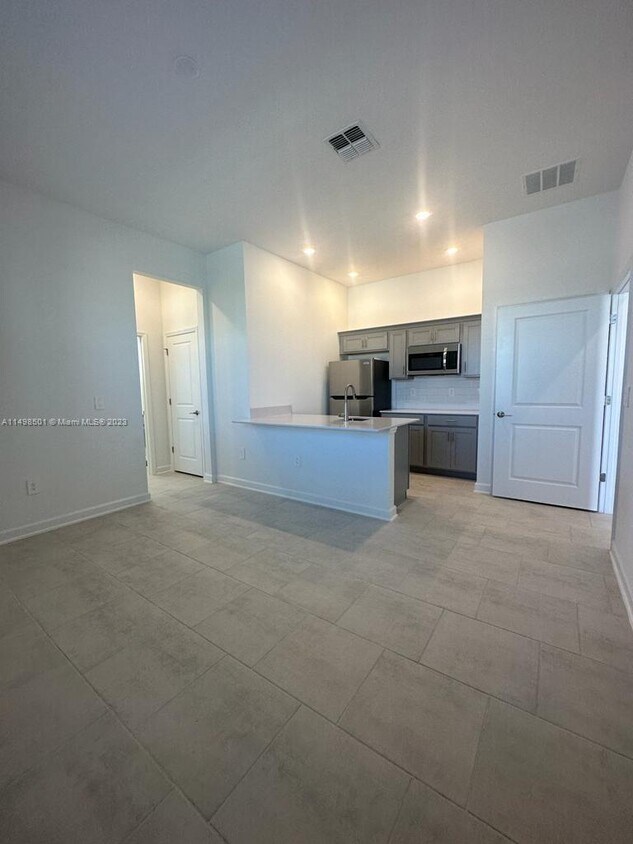 4137 REDBRIDGE Loop Unit 4127, Davenport, FL 33837 Room for Rent in