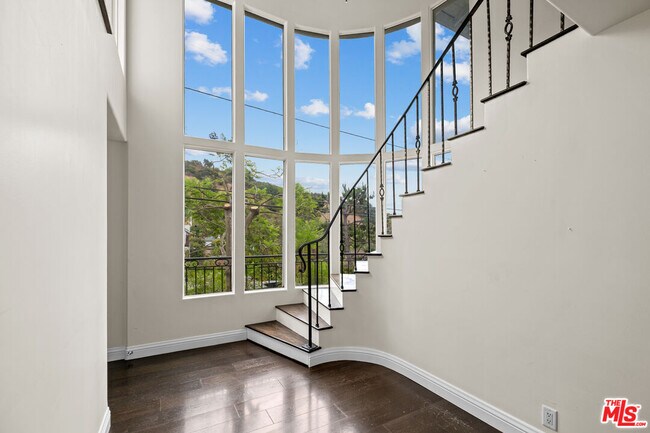 Building Photo - 1759 N Beverly Dr