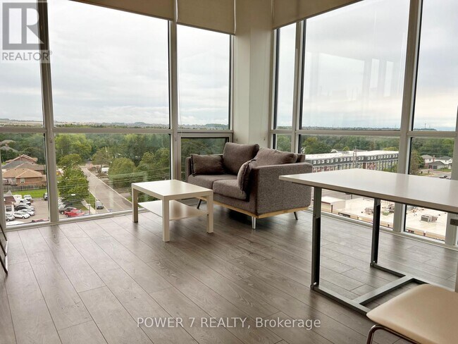 Photo du bâtiment - 1900 Simcoe St N