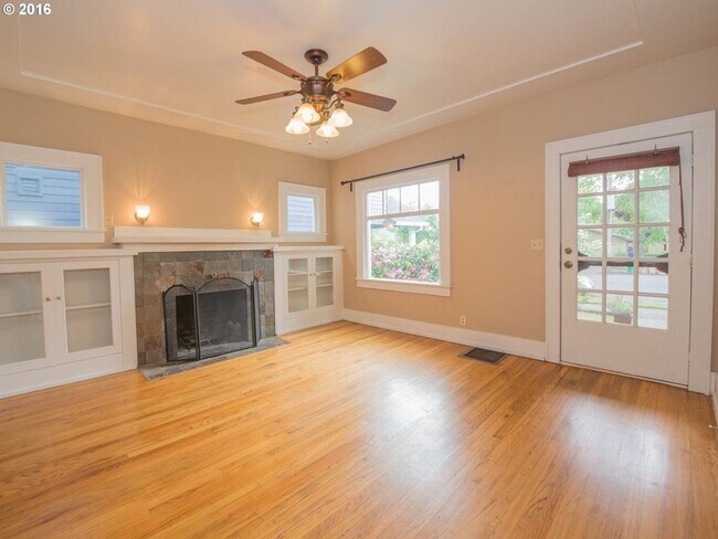 Foto del edificio - Amazing Well Kept Secret! 4bed 1.5bath Bungalow!