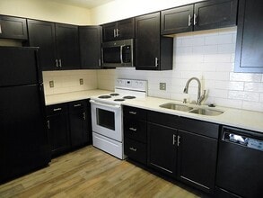 Building Photo - 559 Rainbow Vlg