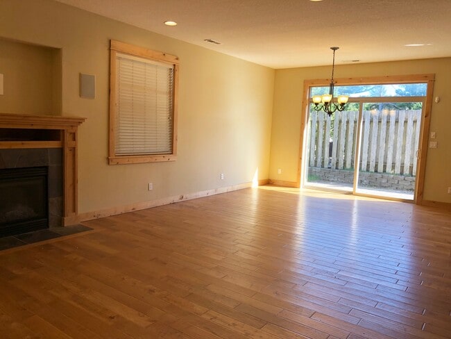 Building Photo - 4050 Evergreen Ave