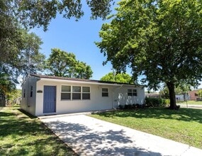 Building Photo - 1101 N 71st Terrace