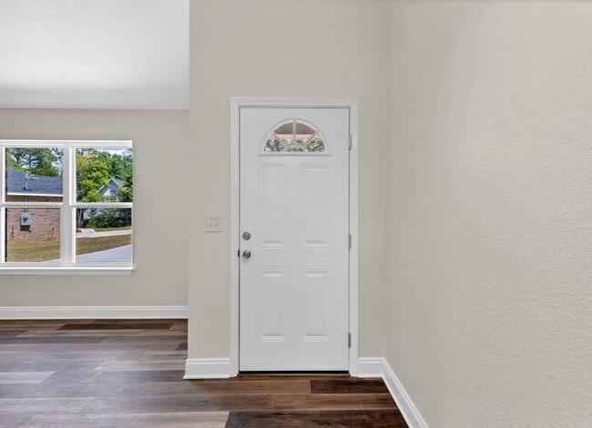 Building Photo - MOVE IN READY!!