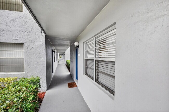 Building Photo - 685 Flanders Dr