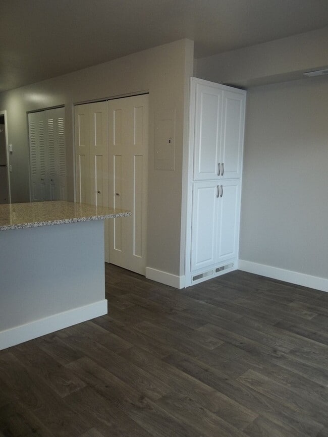 Building Photo - End Unit Spacious Two Bedroom Two & Half B...