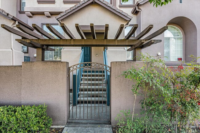 Building Photo - Townhome with AC