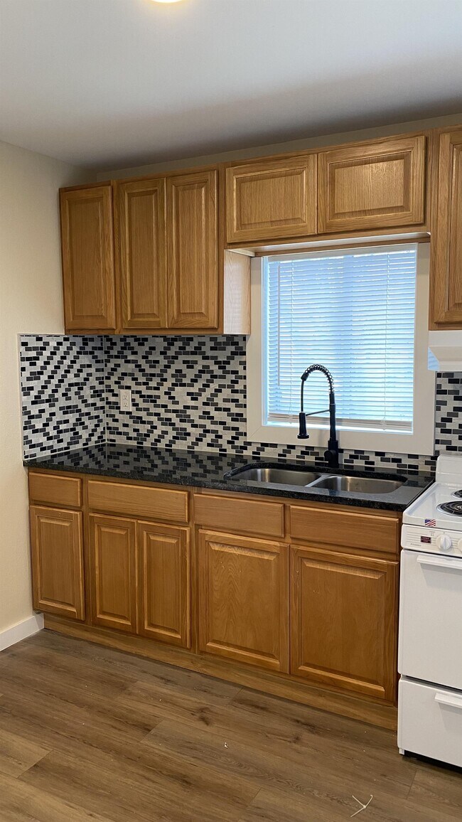 Foto del edificio - 1321 Harris Hill Rd