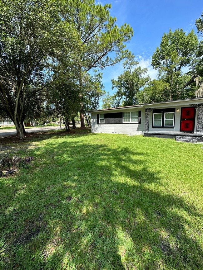 Building Photo - Renovated 3/1 Ready to Move In!