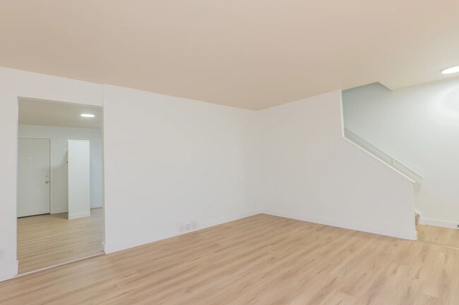 Photo du bâtiment - Delton Townhomes