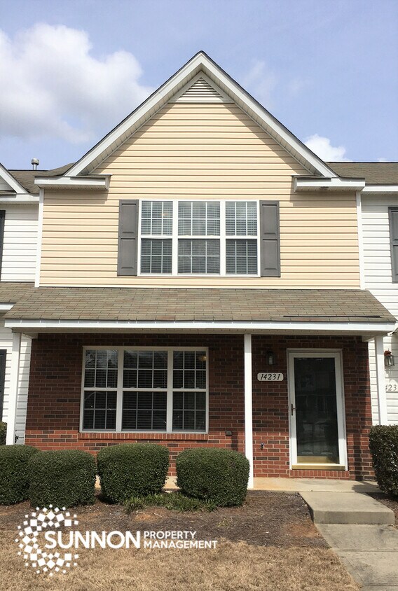 Stunning 2 Bed & 2.5 Bath Townhouse House for Rent in Charlotte, NC