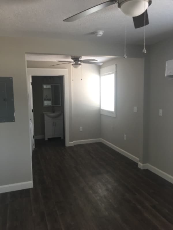 Building Photo - 320 E Main St