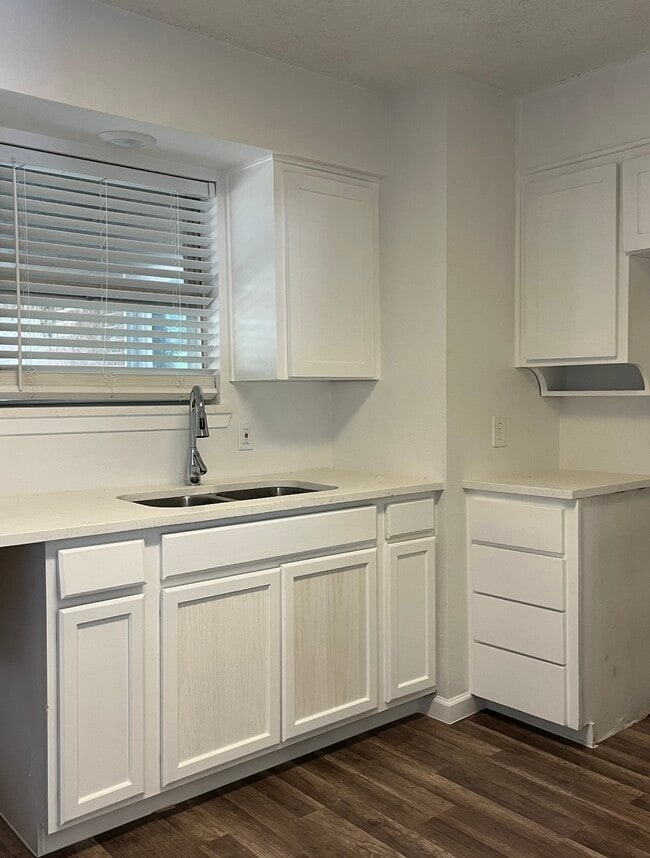 Building Photo - 6862 S Creek Dr