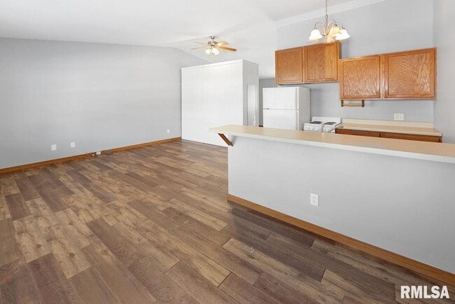 Building Photo - 103 E 2nd St