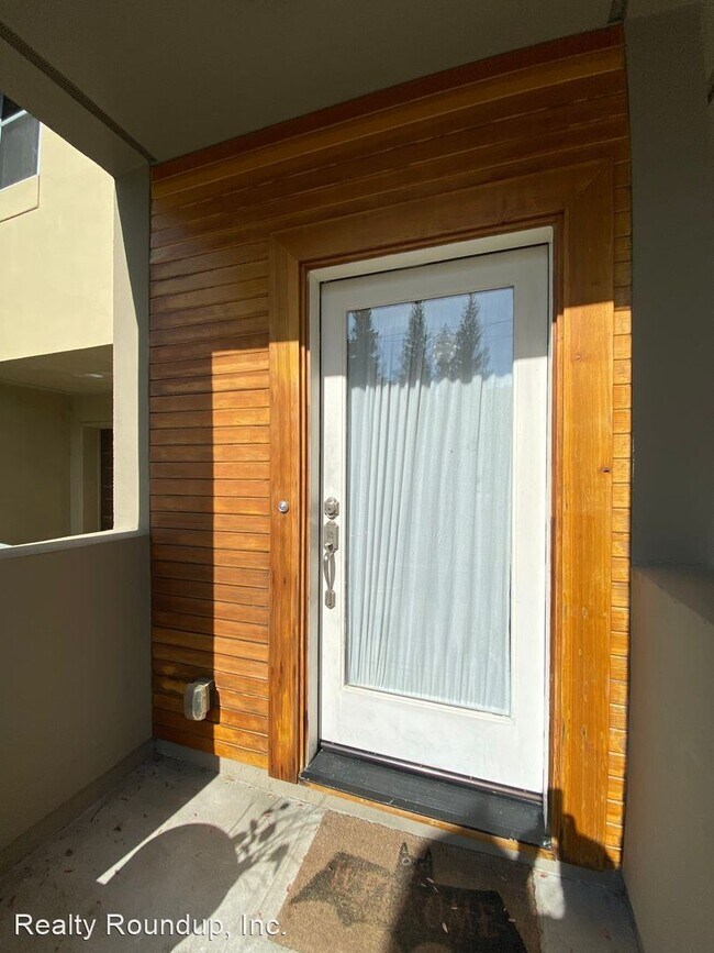 Building Photo - 2 br, 2.5 bath House - 142 4th St