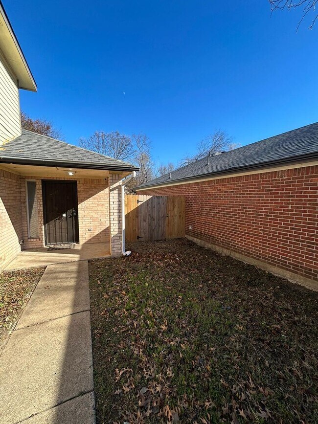 Building Photo - Comfort and convenience in a great location!