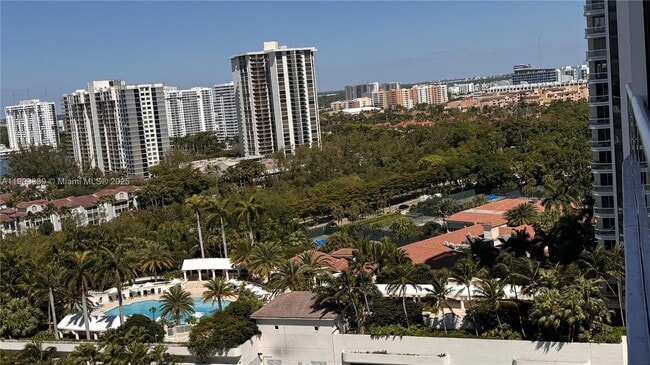 Foto del edificio - 4000 Island Blvd