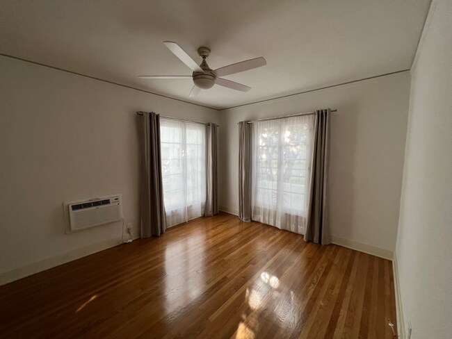 Foto del edificio - 4413 Ambrose Ave