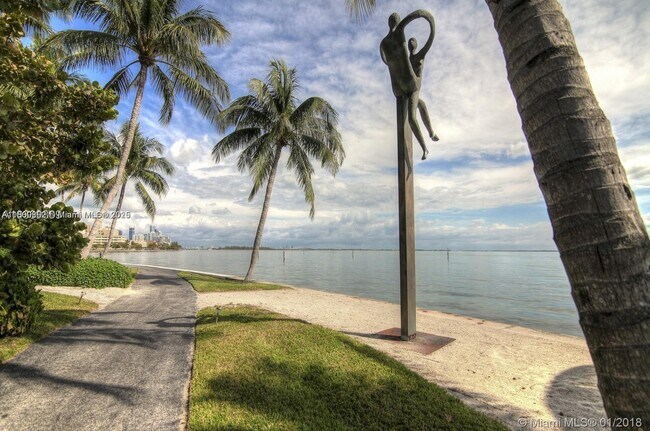 Foto del edificio - 2 Grove Isle Dr
