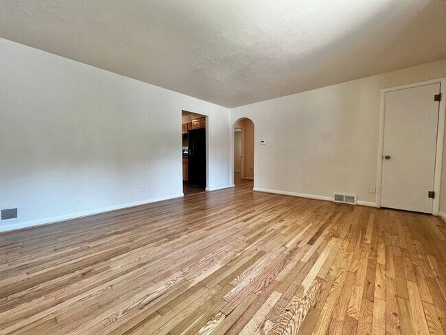Foto del edificio - Spacious 3 Bed 2 Bath House in Central For...