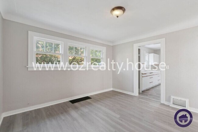 Foto del edificio - 1263 Crestwood Rd