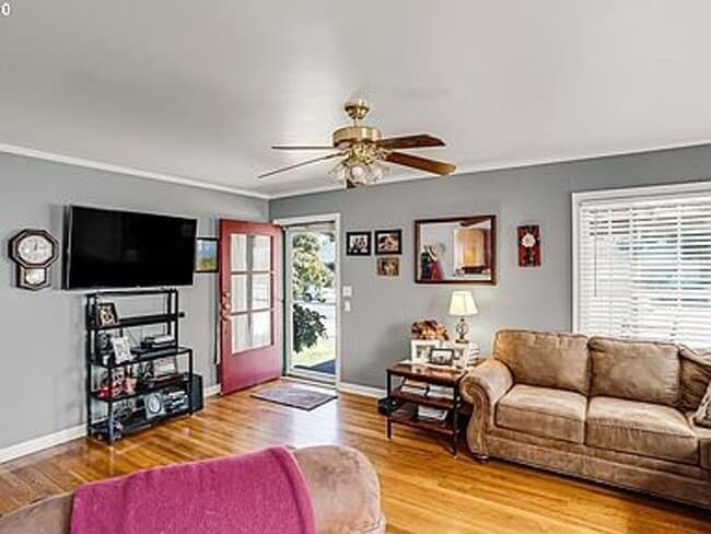 Building Photo - Charming 2 bed, 1 bath with BONUS 3rd room