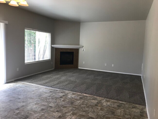 Building Photo - Spacious 4 Bedroom home in NE Bend w/newer...