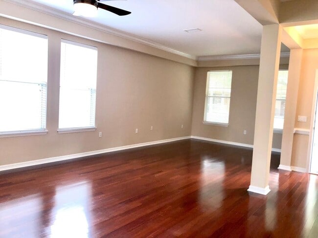 Foto del edificio - MOVE IN JUNE! NEWER CARPET & INTERIOR PAINT! Elegant 2 story home with water view! 4bd/2.5ba with...