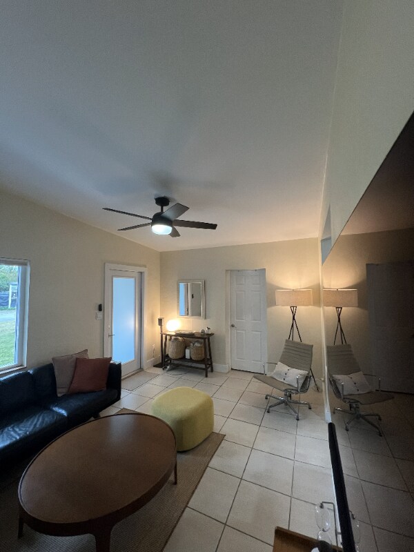 Foto del edificio - 6425 SW 82nd St