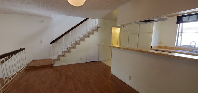 Building Photo - 335 Wallis St