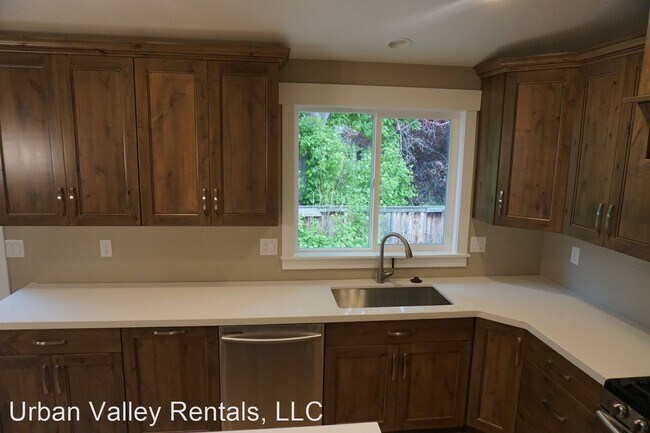 Building Photo - 6 br, 3.5 bath House - 822 E. Winter Pine ...