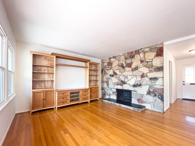 Building Photo - Spacious 3BR Home in Prime Burbank!