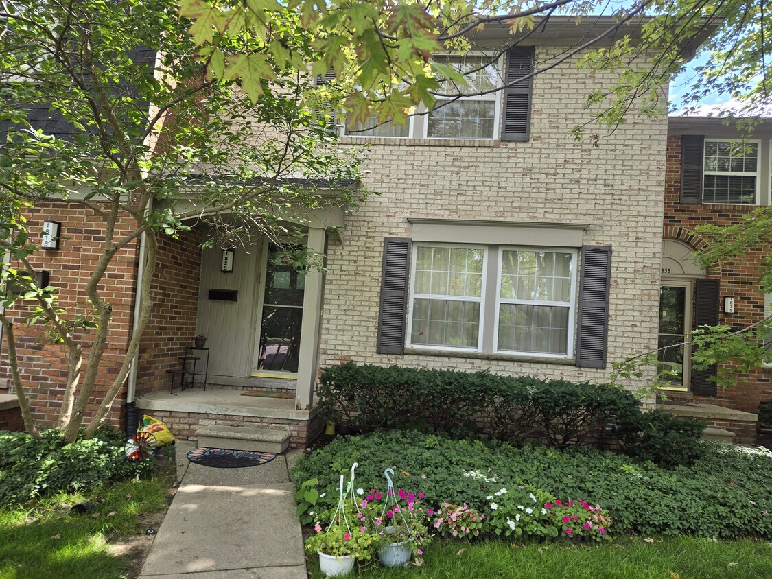 3 Bed, 2.5 bath, 3 levels(including basement) - 1825 Woodbury Dr