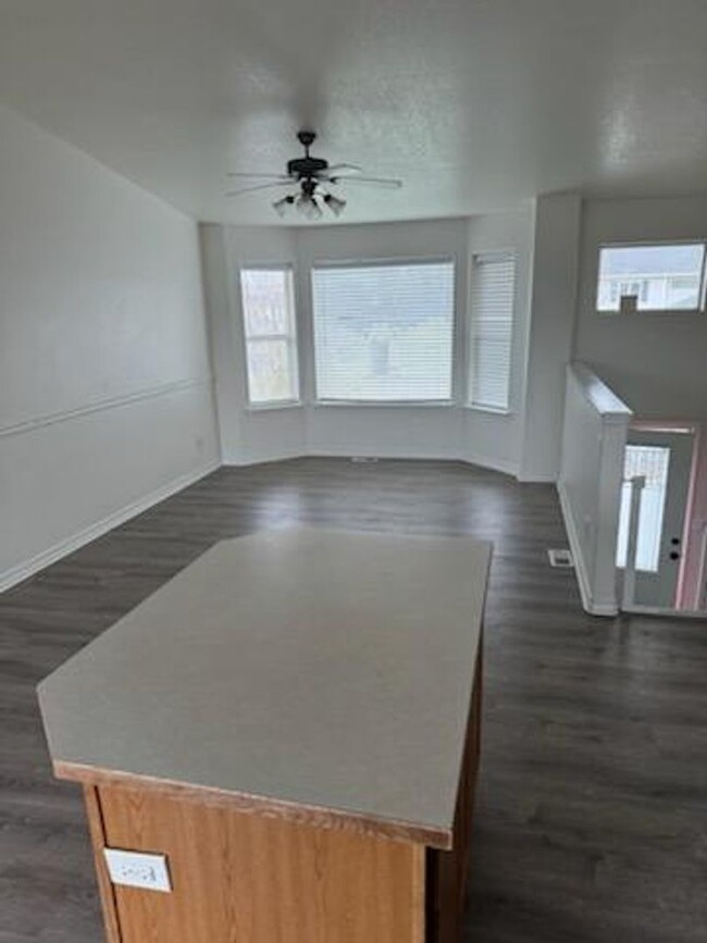 Building Photo - Calling all renters!! Make this your home ...