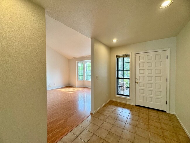 Building Photo - Adorable Home Available Now in Davis!
